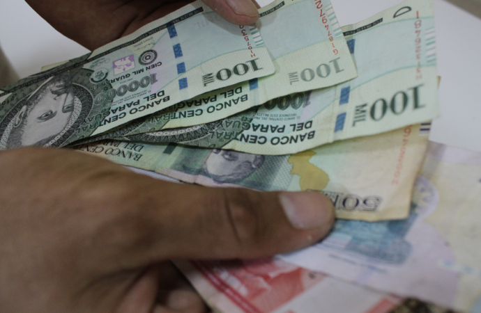 Créditos en guaraníes crecen pese tasas