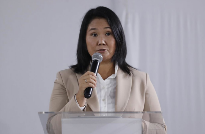 Fujimori vuelve a buscar presidencia peruana