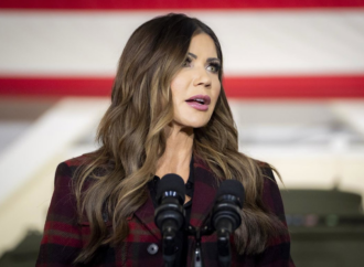 Noem propone prohibición total de viajes