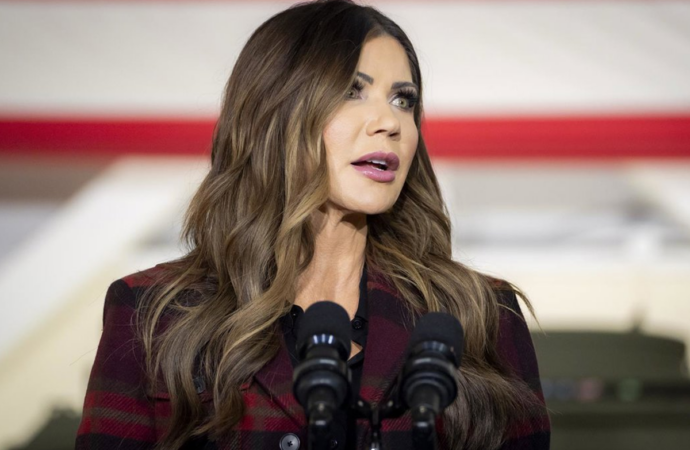 Noem propone prohibición total de viajes